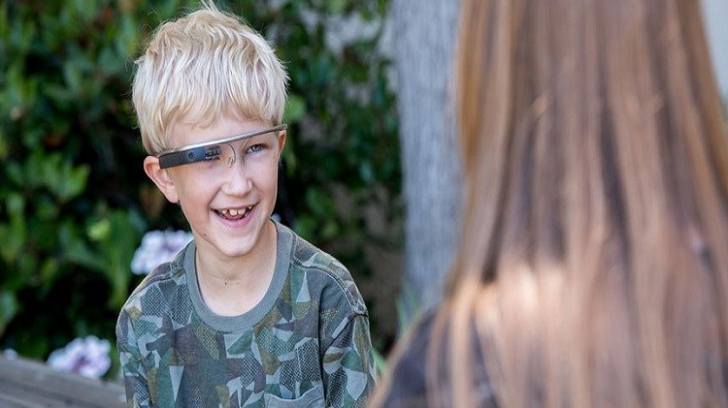 GOOGLE ajută copiii: ochelarii Google Glass, de mare ajutor pentru micuţii cu autism