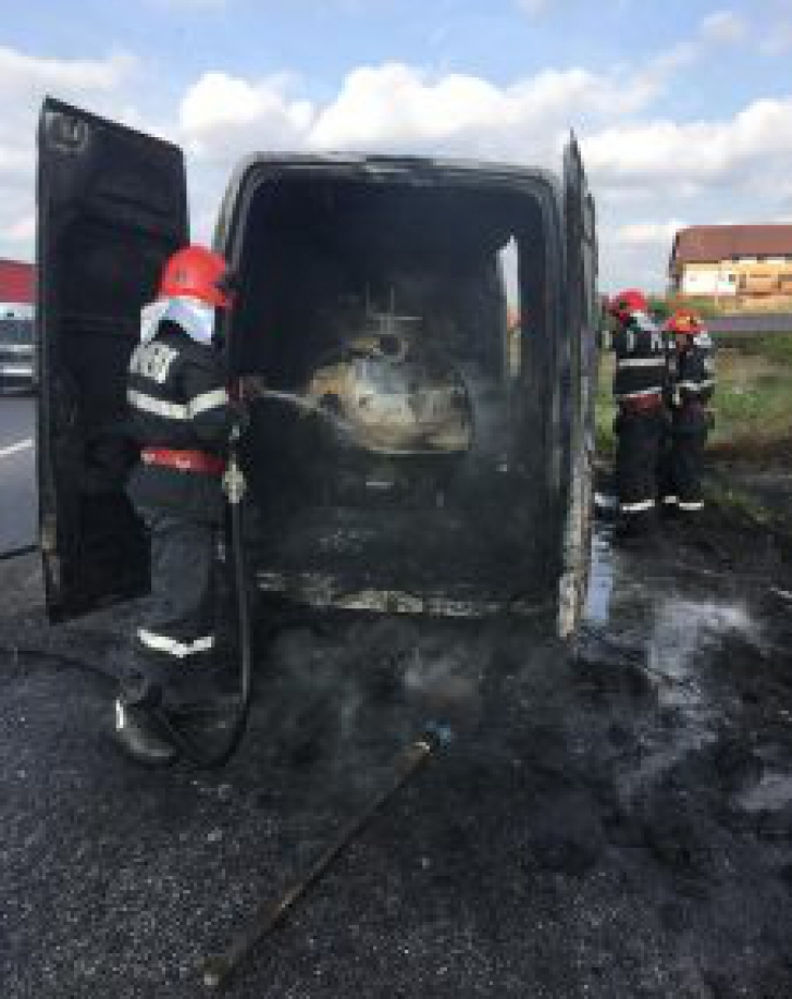 Incendiu de proporţii pe şoseaua de centură a Craiovei, pericol de explozie 
