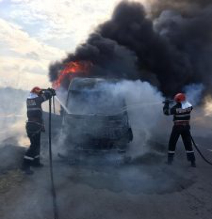 Incendiu de proporţii pe şoseaua de centură a Craiovei, pericol de explozie 