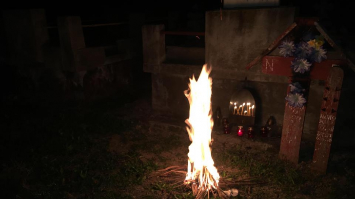 De ce ard focurile în cimitir, în Joia Mare, în satele din Dolj