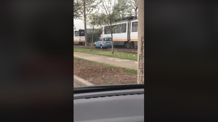 Nesimțire de șofer cum doar în România vezi! "E mai sigur pe linia de tramvai boss..."