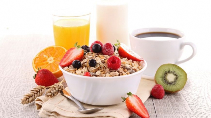 Este micul dejun cea mai importantă masă a zilei? Studii și recomandări pe această temă