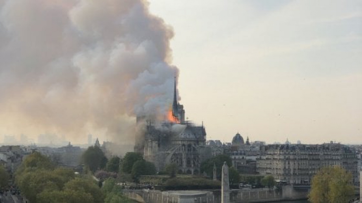 Catedrala Notre Dame din Paris a ars ca o torță. Incendiul a fost stins după 15 ore