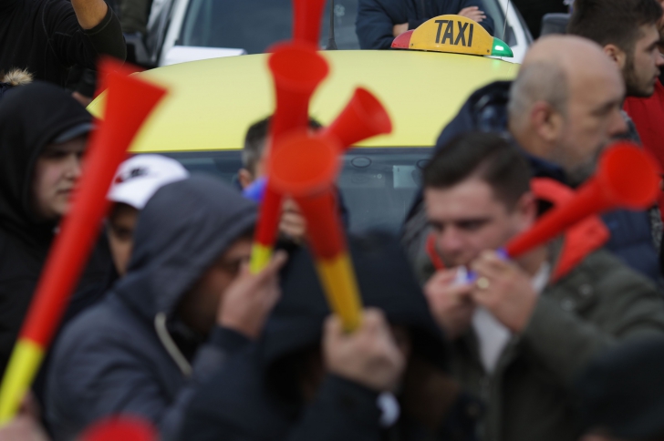 Taximetriștii blochează Bucureștiul. Autoturisme UBER atacate cu ouă în Piața Victoriei 