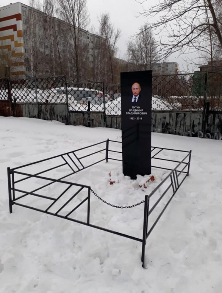 FOTO L-au "înmormântat" pe Putin