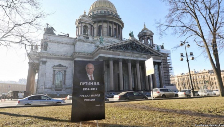 FOTO L-au "înmormântat" pe Putin
