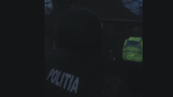 Scene halucinante în Noaptea de Înviere: S-a baricadat și i-a atacat pe polițiști cu toporul