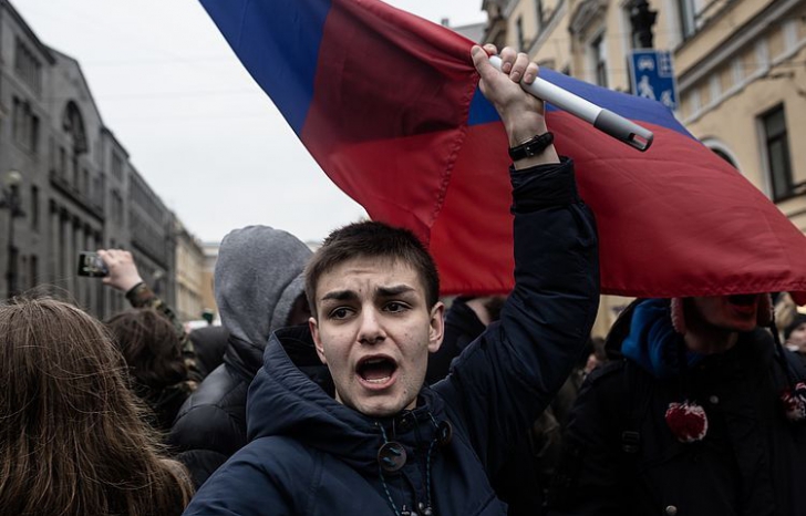 Aproape jumătate din ruşii tineri doresc să emigreze