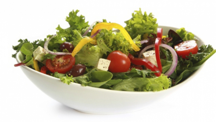 Alimentul minune care nu ar trebui să lipsească din salate. Iată cât de benefic este!