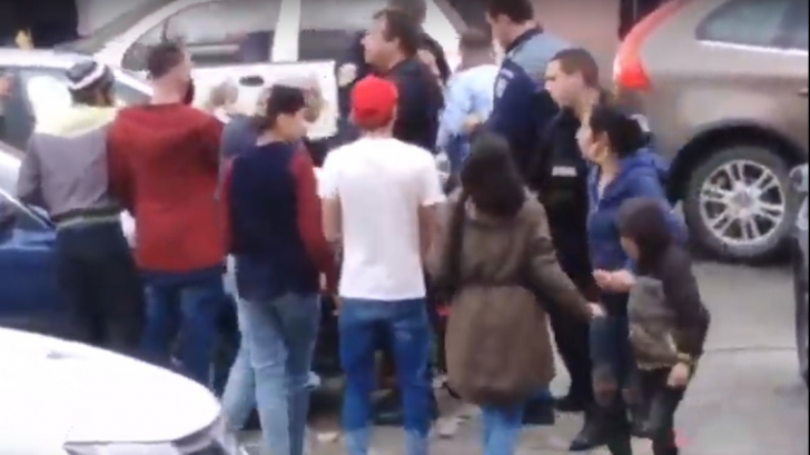 Scene uluitoare la Tulcea, poliţişti asaltaţi de clanuri în stradă