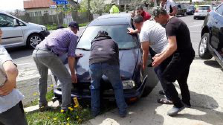 Grav accident rutier în Suceava, adolescentă transportată la spital (VIDEO)