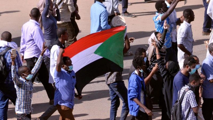 Criză politică în Sudan, după demisia președintelui. Un consiliu militar ar prelua puterea