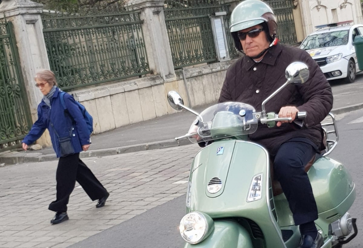 Călin Popescu Tăriceanu, la serviciu pe motocicletă fără escortă