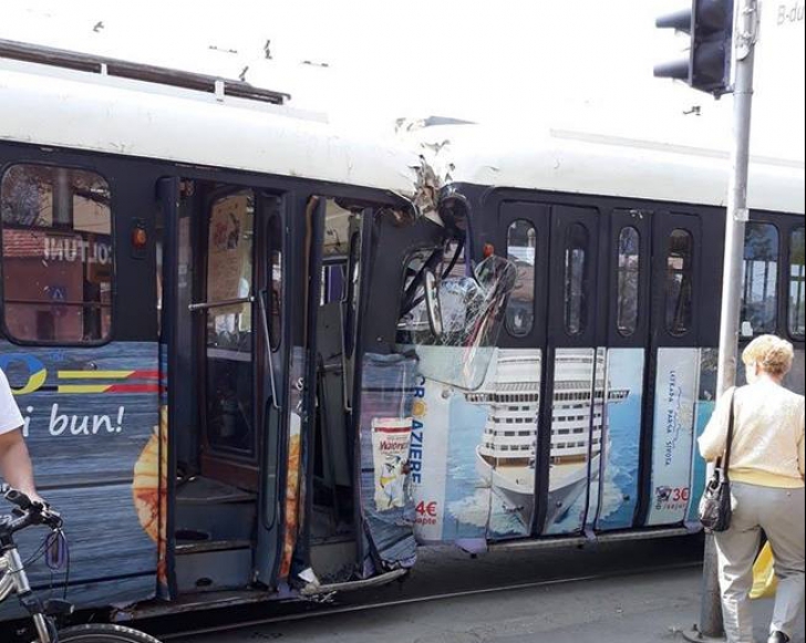 Accident şocant în Timişoara: două tramvaie s-au ciocnit, două persoane rănite