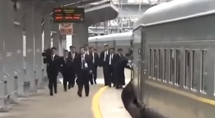 Halucinant: Oamenii lui Kim Jong-Un îi lustruisc trenul din mers (VIDEO)  