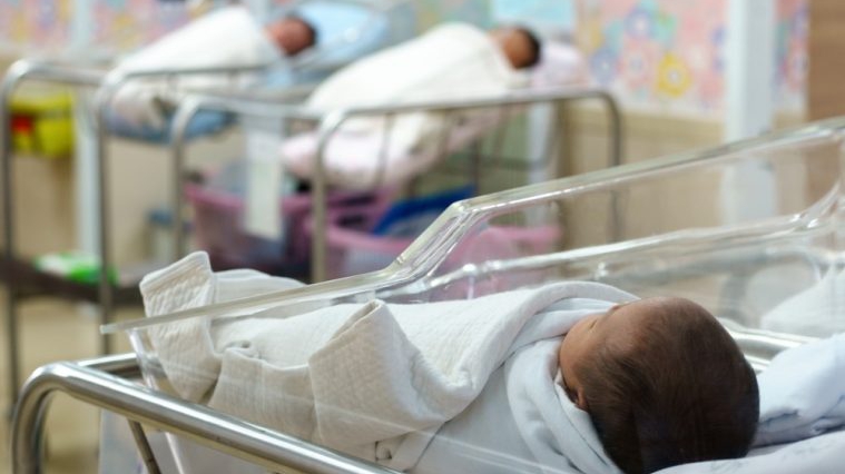 Situație revoltătoare la maternitatea din Baia Mare. Tripleți abandonați de mamă în spital