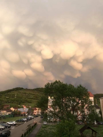 Fenomen meteo impresionant, în județul Hunedoara. „Seamănă cu un monstru! Apocalipsa?”