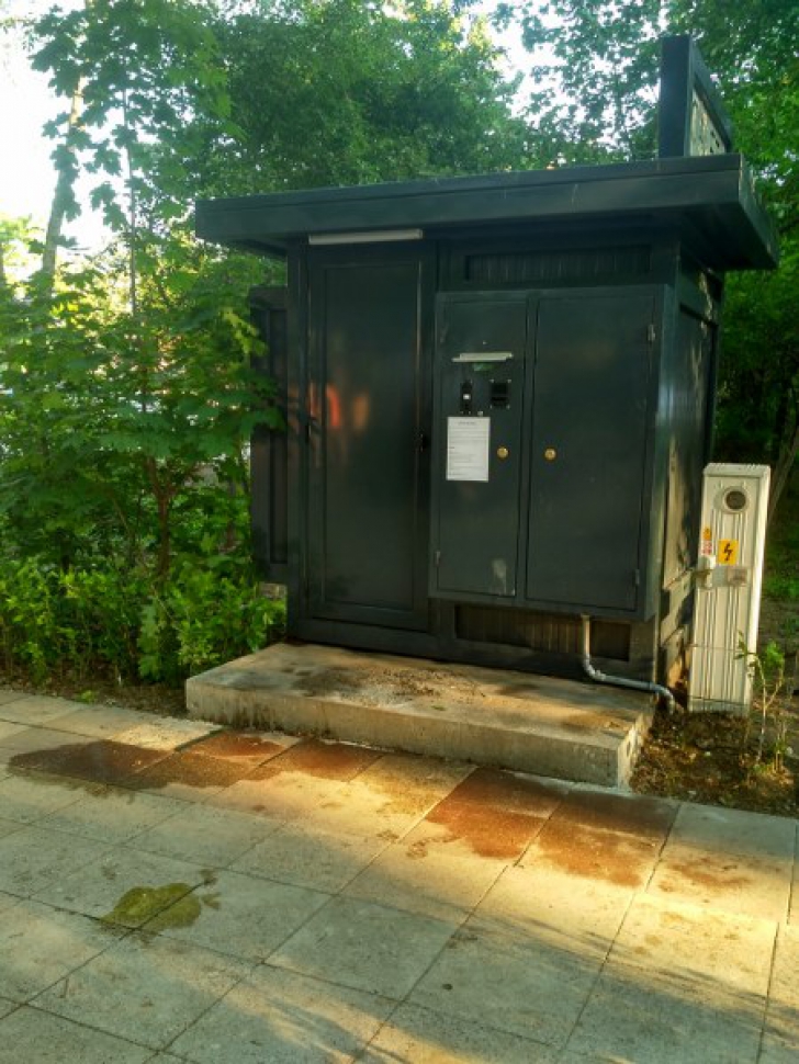Înainte de mitingul PSD, la Galați, s-au montat toalete ”puplice”. Acestea funcționează cu ”bagnote”