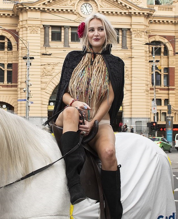 Dezbracata pe cal în Melbourne
