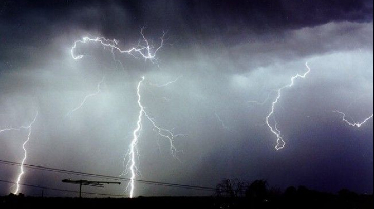 Ploi şi vijelii în toată ţara: ANM a emis o informare meteorologică