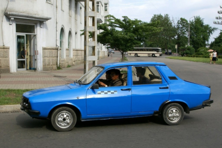 Dacia 1310 rară, care circulă stingheră pe străzile goale din Coreea de Nord