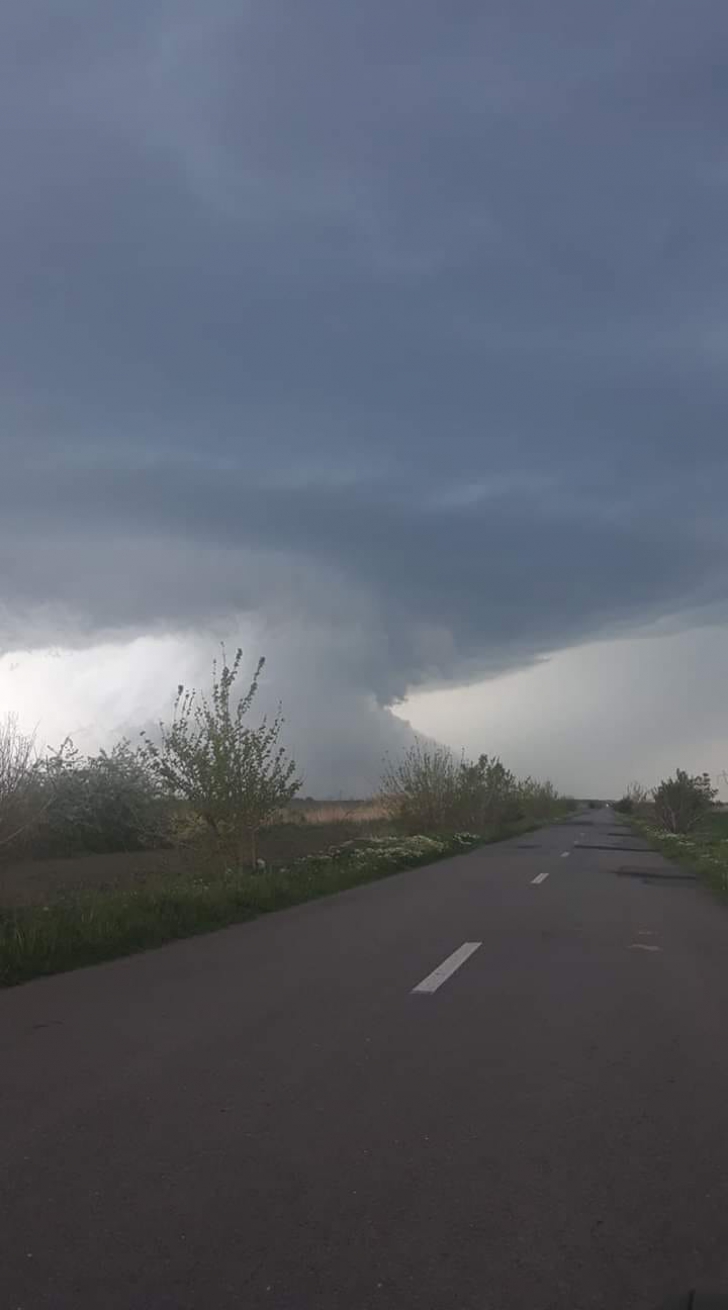 Imagine apocaliptică. Încă o tornadă uriașă în România! Unde a fost surprinsă!