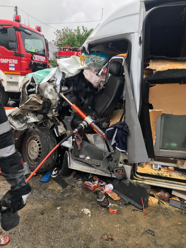 Impact violent între un microbuz de transport marfă și un autocamion: două victime