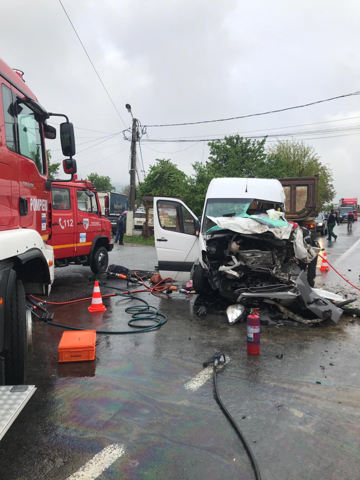 Impact violent între un microbuz de transport marfă și un autocamion: două victime