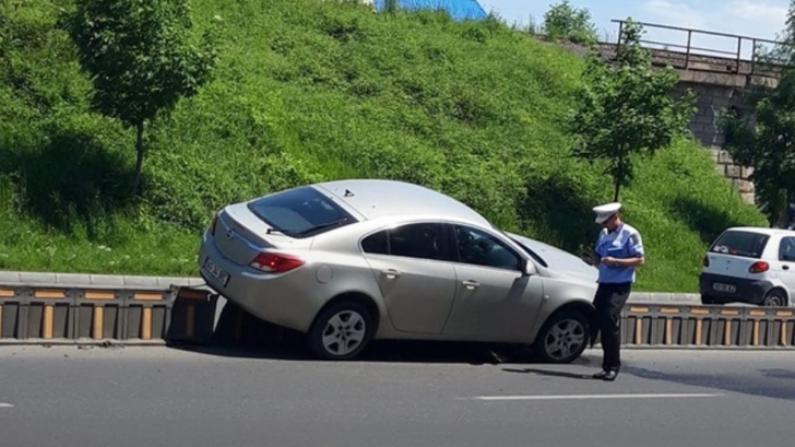 Șofer mort de beat s-a înțepenit cu mașina în parapet 