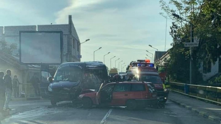 Accident teribil de circulație cu un microbuz cu 12 pasageri, la Târgu Jiu