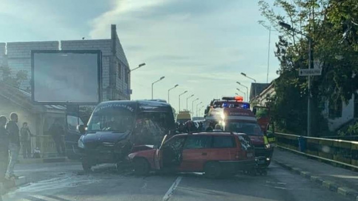 Accident Teribil De Circulație Cu Un Microbuz Cu 12 Pasageri La