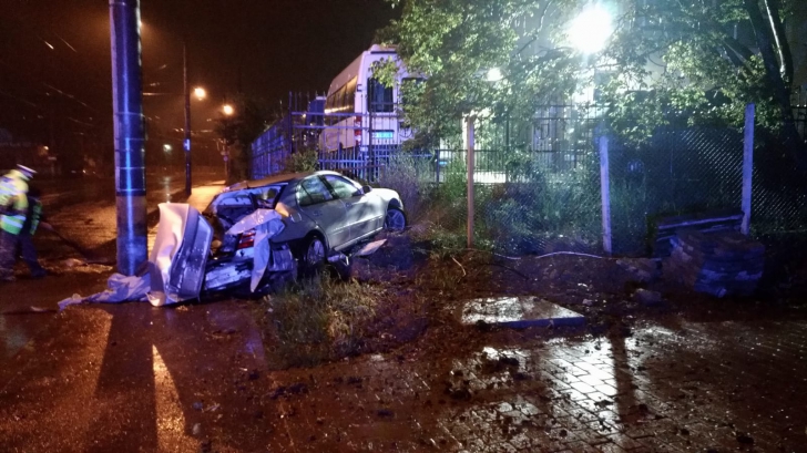 Grav accident în Cluj! O maşină a lovit doi stâlpi, iar şoferul a fugit (FOTO)