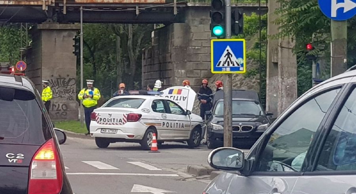 Accident în zona centrală din Timișoara. Un BMW și o mașină de poliție s-au izbit într-o intersecție