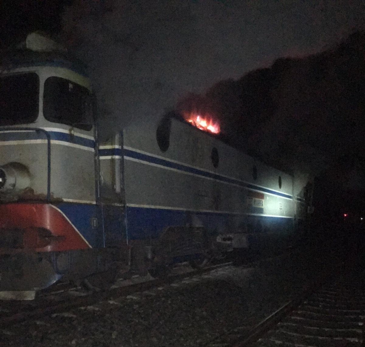 Incendiu puternic pe calea ferată! Locomotiva unui tren a ars ca o torță(Video)