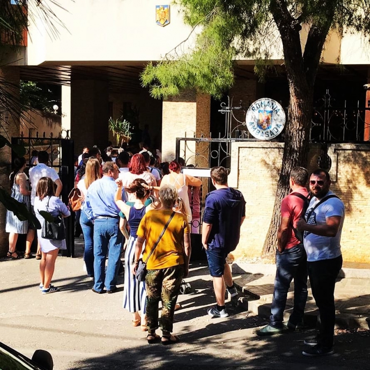 VIDEO Românii au luat cu asalt ambasada din Atena și nu pleacă până nu votează