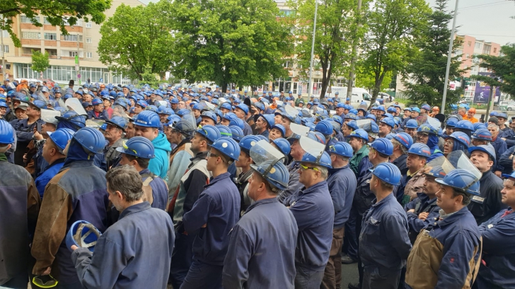 Sute de angajaţi au protestat în faţa fabricii de vagoane marfă, nemulţumiţi de salarii