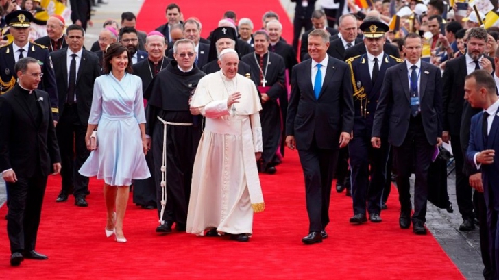 Cine a creat rochia purtată de Carmen Iohannis la primirea oficială a Papei