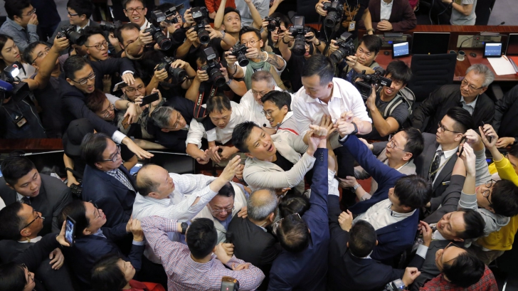 Bătaie ca în filme în parlamentul din Hong Kong. Mai mulți deputați, răniți