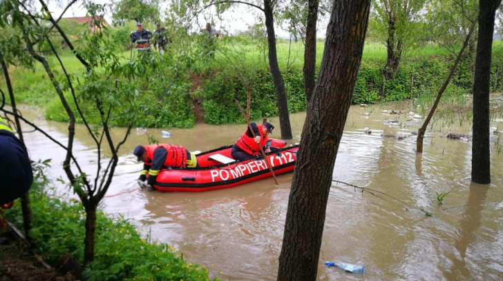 Autoritățile sunt în alertă! Un copil de 4 ani a căzut în râul Bistrița 