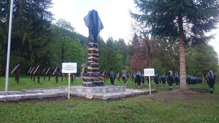 Crucile eroilor români din cimitirul Valea Uzului, acoperite cu saci negri de plastic
