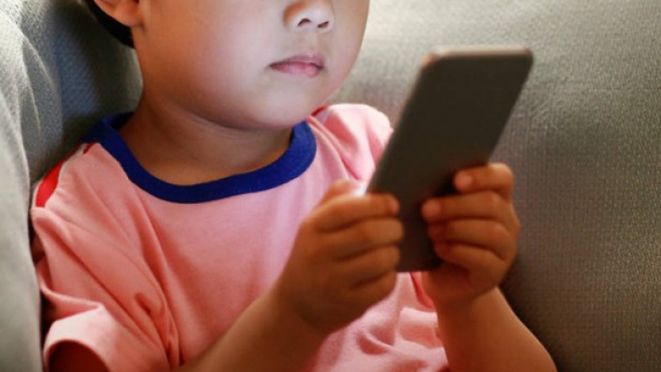 Cum le schimbă telefoanele viața copiilor. Părinții ar trebui să țină cont de acest avertisment