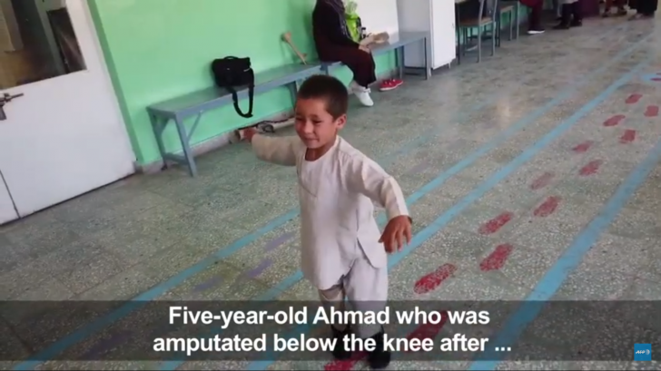 Reacția impresionantă a unui copil afgan după ce a a primit o proteză pentru piciorul amputat