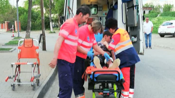Copil înjunghiat pe stradă, în Iași, pentru o boxă