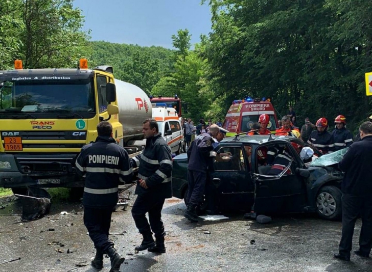 Accident grav pe DN72, în Dâmbovița. O cisternă a lovit în plin un autoturism. Trei persoane rănite