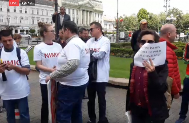 Viorica Dăncilă, huiduită de sute de oameni la Arad! "Sunt sinderată!" (VIDEO)
