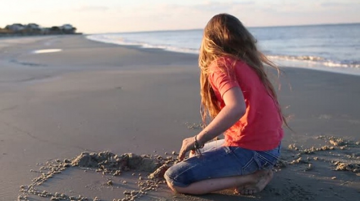 Fetița se plimba pe plajă, când a găsit ceva care a făcut-o să urle după mamă