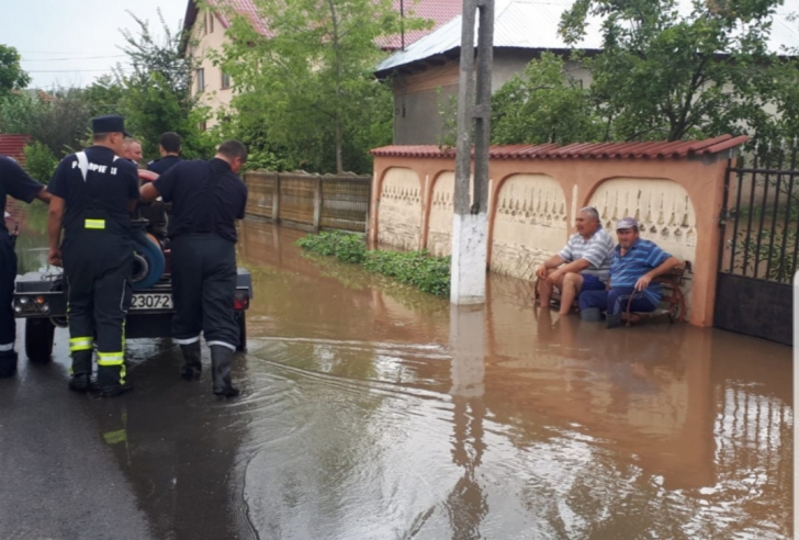Alertă hidrologică, risc de inundaţii în jumătate din ţară