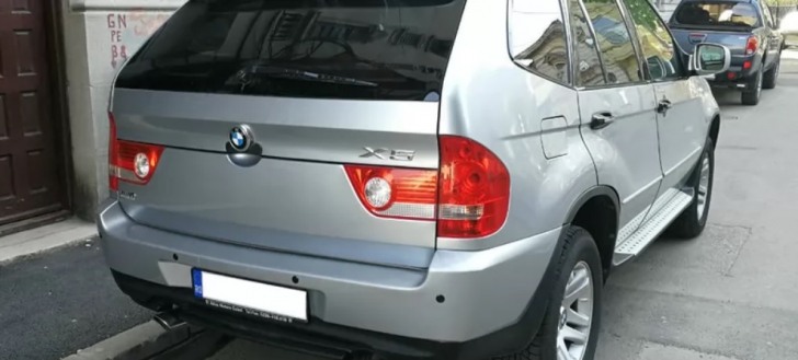 Merge cu un BMW X5 prin Bucureşti, dar e de fapt altă maşină. Când au văzut ce e, oamenii s-au mirat