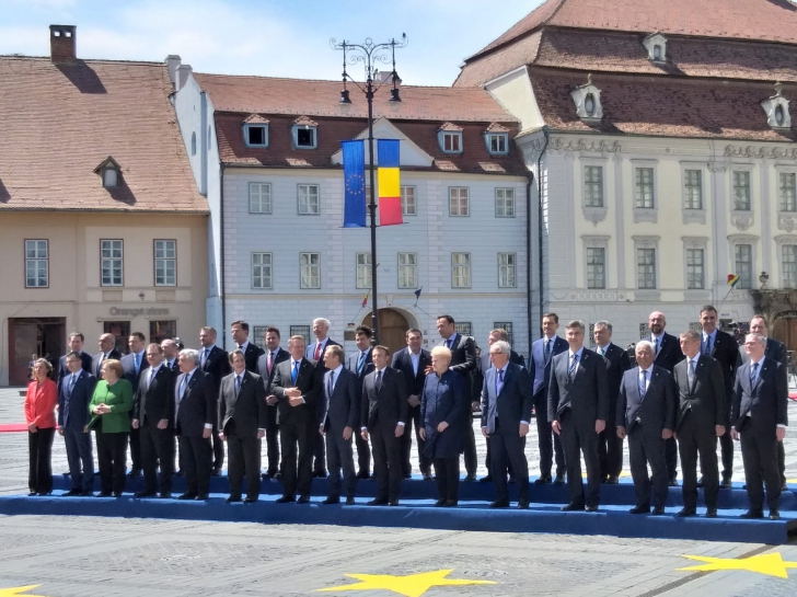 Summit Sibiu - Liderii Uniunii Europene, fotografie de grup în Piața Mare(Video)