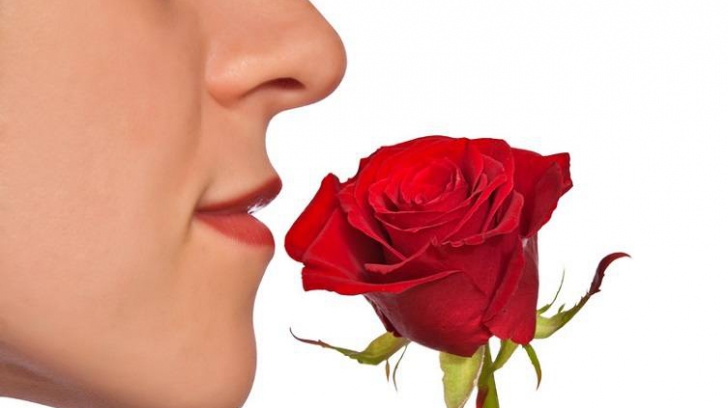 Cum te laşi de fumat cu mirosul de trandafiri și cel de ciocolată